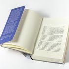 Ein Buch ist geöffnet. Rechts ist eine Seite mit einem Text über Fischadler und Natur. Links ein blauer Einleger mit Text.