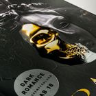 „Dark Romance, Leseempfehlung ab 18.“ Ein Cover mit dunklem Design, zeigt eine Skulptur mit goldenem Totenkopf.