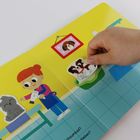 Text: "Hundefriseur" und "Schaumbad? Ableben?". Illustration: Kind mit einer Zeichnung eines Hundes. Hand bewegt Sticker.
