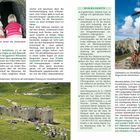 Texte: 

- **Parkplätzen (1)**
- **Dürrensteinhütte (2)**
- **Strudelkopfsteig (4)**
- **Wegverzweigung (6)**

In einem Reiseprospekt mit Wanderinfos: Oben links Kinder im Stollen. Unten Naturansicht mit Ruinen. Rechts oben Gipfelkreuz-Foto.