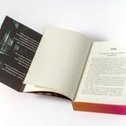 Links: „Ich habe diesen temporär“ und darunter Zitate. 
Rechts: „Prolog“, „Loch Modart, Äußere Hebriden, Schottland“.  
Ein Buch mit aufgeschlagenem Prolog.