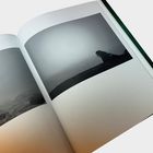 Das Bild zeigt zwei Fotos in einem Buch. Rechts ist ein Walross auf einer felsigen Küste in Schwarz-Weiß.