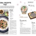 "Soba: Rezepte. Soba-Salat mit Algen. Heiß oder kalt? Heiß Kamo Nanban Soba. Kalt Zaru Soba."  
Links Foto, rechts Illustration.