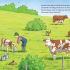 Text: "Bei den Kühen gibt es Frühstück! Bauer Hans bringt die Kühe auf eine Weide mit saftig grünem Gras. An der Tränke finden die Kühe frisches Wasser. Auch ein Kalb traut sich näher heran. Was Bauer Hans wohl in dem Eimer hat?"

Szene: Bauer mit Kühen und Kalb auf grüner Weide. Vier kleine Bilder: Kuh, Schubkarre, Kalb, Tränke.