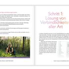 Schritt 1: Lösung von Verbindlichkeiten aller Art. Text über Loslassen von Erwartungen. Foto von Frau im Wald, die schreibt.