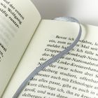 Zu sehen sind zwei Seiten eines geöffneten Buches mit einem grauen Leseband. Texte sprechen über Profile und Gruppen.