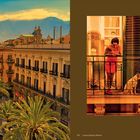 “Local on balcony, Palermo.” Links: mediterrane Stadtansicht mit Palmen. Rechts: Frau in rotem Kleid auf Balkon mit Hund.