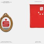 Links: Goldener Spiegel mit rotem Symbol. Rechts: Rote Fahne mit weißem Symbol und Punkten.