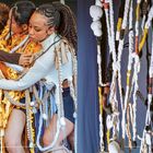 Texte: "Movement of Freedom", "Woven Identities". Links drei Frauen mit bunten, geflochtenen Stoffen. Rechts bunte geflochtene Seile.