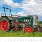 "Hatz H220" und "Juni" stehen auf einem Kalenderblatt. Ein grüner Traktor mit roten Rädern steht auf einer Blumenwiese.