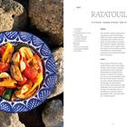 "Ratatouille. Für 4 Personen. Zubereiten: 30 Minuten. Garen: 45–60 Minuten." Linke Seite: Gerichte auf blauem Teller.