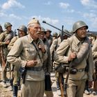 Ich kann keinen Text im Bild erkennen. Soldaten in Uniform tragen Gewehre und Helme; die Szene wirkt historisch.