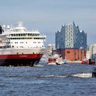 Texte: "Otto Sverdrup", "Heiße Ecke". Ein großes Schiff im Wasser, dahinter ein modernes Gebäude mit welligem Dach.
