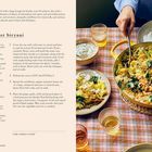 Text: "cauliflower biryani", Rezept für 6 Personen. Links Zutatenliste, rechts Foto mit großer Pfanne Biryani auf Tisch.