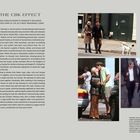 "THE CBK EFFECT", Text über Carolyn Bessette Kennedy. Drei Fotos zeigen ein Paar in alltäglichen Szenen, eines mit Hund.