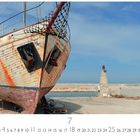 "Hafenimpression", Kalenderseite mit Zahlen, großes, verrostetes, trockenes Schiff im Hafen, Leuchttürme im Hintergrund.