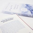 Text auf Buch: "ÜBER DIE TRAUER". Offenes Buch: Kapitel "Wenn wir uns mitten im Leben meinen" von Sybil Gräfin Schönfeldt.
