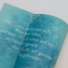 Text: "Die Türen schlossen sich, Max trat näher, und sein Blick ruhte auf mir, als hätte er gerade das Beste am ganzen Tag gefunden." Hintergrund in Blau mit weißen Verzierungen.