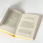 Offenes Buch, rechts: "Warum viele alte Menschen über ihre Schmerzen schweigen." Seitenzahlen 126 und 127. Gelber Buchrücken.