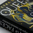 Buchtitel: "Queen of F." Autor: Petra L. Goldenes, welliges Haar, blaue Schmetterlinge und ein Schloss sind dargestellt.