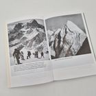 Links: "Anatoli Boukreev, Mike Groom, Jon Krakauer... im Hintergrund ragt der Makalu auf." Rechts: "Blick vom Everest auf den Pumori." Schwarz-weiße Fotografien zeigen Bergsteiger und verschneite Gipfel.