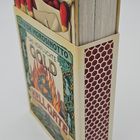 "Buchhülle mit 'Davide Morosinotto, Das verfluchte Gold von Hell Gate' und Streichholzschachteldesign."