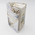 "Beneath Winter Stars", Buch mit floralen Mustern und blauen sowie goldenen Blumen auf dem Einband und den Seiten.