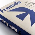 „Fremde. Die Geschichte einer Ehe. Luchterhand.“ Ein stilisiertes, blaues grafisches Muster auf einem Buchcover.