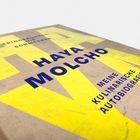 Text auf einem Buchcover: "ERINNERUNGEN, DIE SCHMECKEN. HAYA MOLCHO. MEINE KULINARISCHE AUTOBIOGRAFIE." Gelber Hintergrund.
