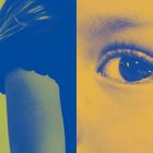 Zwei blaue und gelbe Hälften: Links ein Arm und Haar, rechts ein Auge in Nahaufnahme.