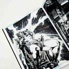 Comicseite mit dramatischer Szene eines maskierten Helden in energiereicher Pose vor dunklem Hintergrund.