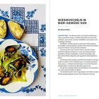 "Rhabarber mit Knusperdecke" Rezept: Zubereitung von Rhabarberdessert, Zutaten wie Haferflocken, Walnüsse, Honig. Links drei Teller.