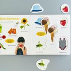 "Endlich Sommer" und verschiedene Sommersymbole wie Sonnenblume, Eis, Erdbeere, Kind mit Melone. Bunte, fröhliche Gestaltung.
