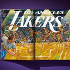 „Los Angeles Lakers“ dominiert den Text. Unten steht „An Official History of the Purple & Gold“. Illustration eines Basketballspiels.