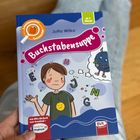 Titel: Buchstabensuppe. Autorin: Jutta Wilke. Illustration: Junge mit Buchstaben und Monster. Geeignet ab 1. Klasse.