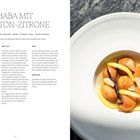 BABA MIT MENTON-ZITRONE. Rezept für 4 Personen; Zubereitung: 30 Min; Backen: 12 Min; Ruhen: 1 Std 30 Min. Links Text, rechts Dessert.