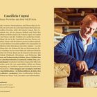 Text: "Caseificio Cugusi, Spitzen-Pecorino aus dem Val d'Orcia." Infos: E-Mail und Webseite.  
Ein Mann schneidet Käse in einem Lager.