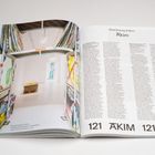 Links Text: "Brad Downey & Akim" und "Akim", rechts längerer Artikel. Unten: "121 AKIM 121". Foto zeigt Galerieraum mit Kunstwerken.