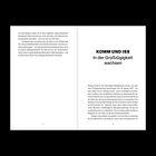 KOMM UND ISS  
In der Großzügigkeit wachsen  
Links und rechts befinden sich Textabsätze eines Buches.