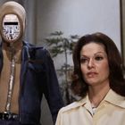 Ein Roboter mit geöffnetem Gesicht zeigt Schaltkreise; daneben eine Frau mit braunem Haar, die ernst schaut.