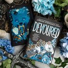 „DEVOUR“ von JORDAN STEPHANIE GRAY. Ein Kronenmotiv mit eingearbeiteten Wolfsköpfen und blauen Blumen umgeben von blauen Hortensien.