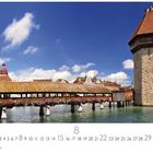 "Luzern 8 CASAERS EDITION" steht unten. Zu sehen ist eine alte Holzbrücke mit einem Turm und Blumen, vor blauen Himmel.