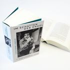 "Im Schatten der Engel" von Christophe Lebold. Zwei Bücher, eines geschlossen mit Fotocover, eines geöffnet mit Text.