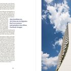 Die rechte Seite zeigt ein hohes, modernes Gebäude vor einem blauen Himmel mit weißen Wolken.