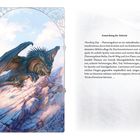 Ein Drache mit blauen und braunen Schuppen sitzt auf felsigem Untergrund. Rechts Text über Fantasy-Abenteuer und Warnung.