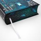 Der Text "Loomlight" ist auf dem Buchcover zu sehen. Ein modernes Kunstwerk zeigt ein Hirsch und stilisierte Pflanzen.