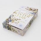 „Beneath Winter Stars: Five Cozy Romantasy Stories“. Ein Buch mit blumigem Design und Schneeflockenmotiven.