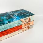 Text: "Selection", "Kiera Cass". Drei Bücher mit Frauen in eleganten Kleidern.