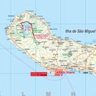 Karte von São Miguel, Azoren, mit Städten, Wegen und Details zu Wanderungen. Orte wie Sete Cidades und Ponta Delgada markiert.