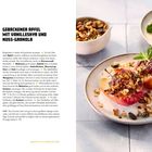 Gebackener Apfel mit Vanilleskyr und Nuss-Granola. Rezept und Zubereitung mit Zutaten auf der linken Seite. Rechts: Gericht.